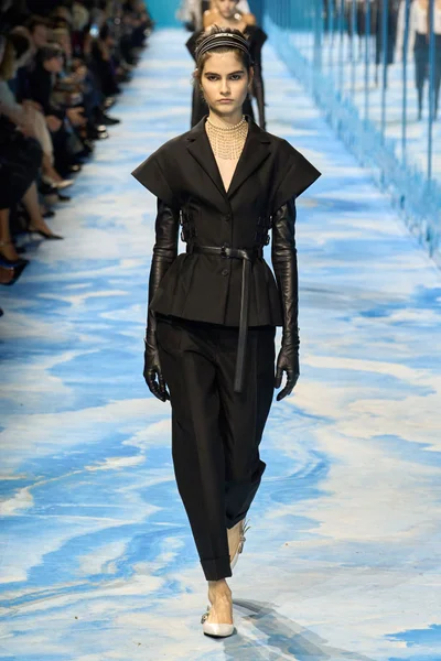 Look 16